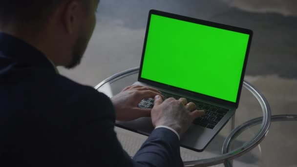 Empresário Asiático Digitando Teclado Enquanto Trabalhava Laptop Com Tela Verde — Vídeo de Stock