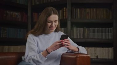 Kafkasyalı bir kadının akıllı telefonuyla kapalı çekimde yavaş çekimde mesajlaşırken düşünmesini kapat.