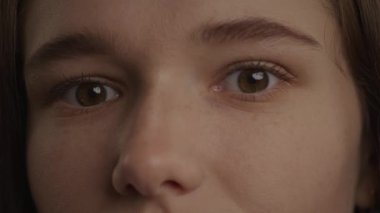 Kafkasyalı bir kadının gözlerini bir anda kapat ya da yavaş çekimde iç mekanda göz kırp.