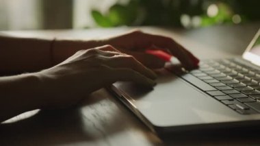 90 fps yavaş çekimde bir laptopun dokunmatik yerinin kenarına beyaz kadınların ellerini sürterek yakın çekim yapın.