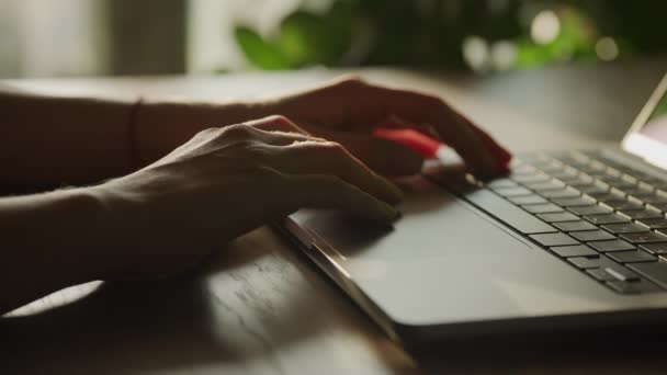 Close Mulheres Caucasianas Mãos Deslizar Lateralmente Touchpad Laptop Dentro Casa — Vídeo de Stock