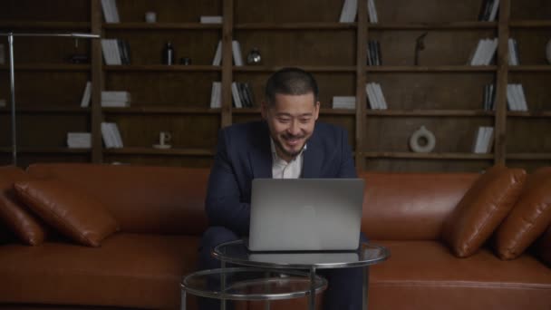Asyalı Adamı Bir Video Konferansında Çatı Katındaki Odasında Dizüstü Bilgisayarını — Stok video