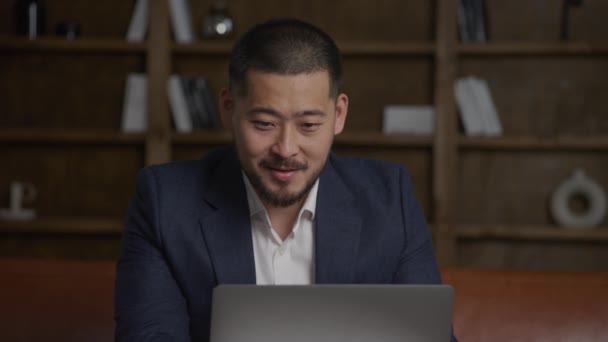 아시아인 사업가가 슬로우 모션으로 양복을 자신의 다락방 사무실에 노트북 컴퓨터에서 — 비디오