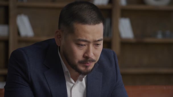 Närbild Asiatisk Tatuerad Affärsman Som Får Dåliga Nyheter Marknaden Krasch — Stockvideo