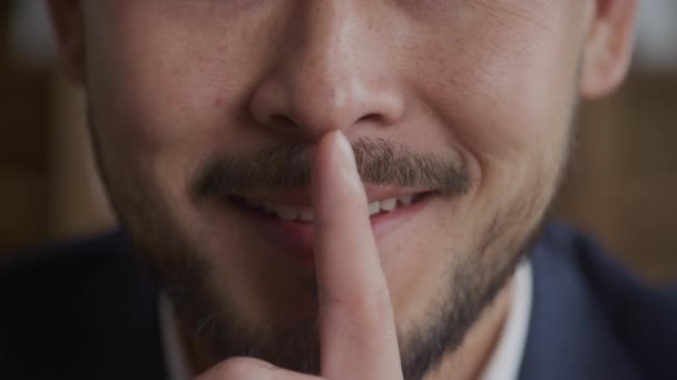 Gesto Silencio Cerca Asiático Hombre Negocios Poniendo Dedo Boca Mostrando — Vídeos de Stock