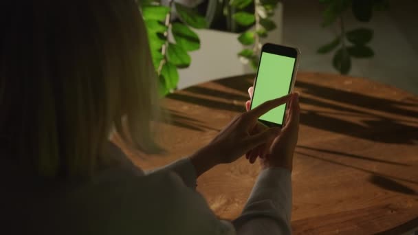 Femme Glisser Sur Téléphone Intelligent Avec Écran Vert Chroma Clé — Video