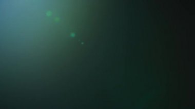 Bir sinemanın gerçek mercek parıltısı yavaş çekimde siyah arka planda zoom optiği
