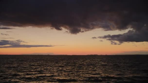 Rzeka Zachodzie Słońca Dramatyczne Ujęcie Burzowej Chmury Nad Rzeką Wysokimi — Wideo stockowe