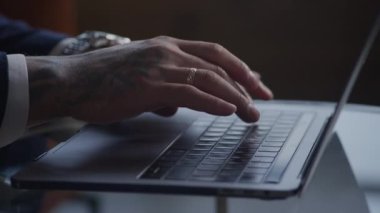 İşadamı Eller Daktilo, Tuş Tuşlu Laptop Klavyesi. Dövmeli adam kollarını kapat. Ofiste bilgisayarda ağır çekimde çalışıyor.