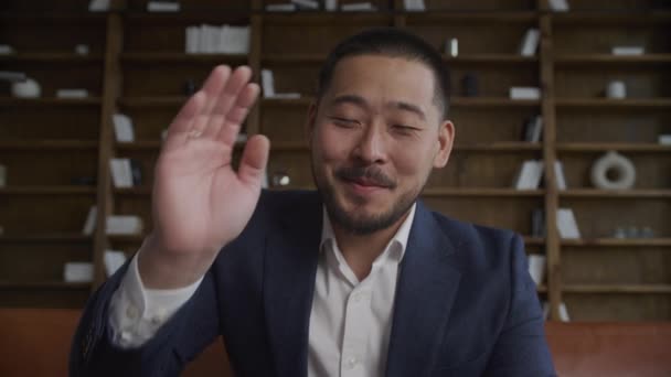 Geschäftsmann Videoanruf Pov Asiatische Mann Grußgeste Auf Videokonferenz Loft Büro — Stockvideo