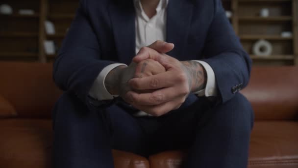 Επιχειρηματίας Χέρια Κοντινό Τατουάζ Χέρια Ασιάτης Κουστουμαρισμένα Δάχτυλα Σταυρώθηκε Στο — Αρχείο Βίντεο