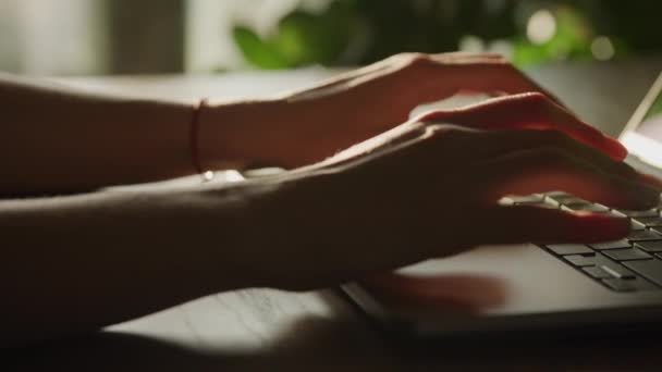 Händerna Bläddrar Laptop Kvinna Rullande Touchpad Närbild Kaukasiska Kvinnliga Armar — Stockvideo