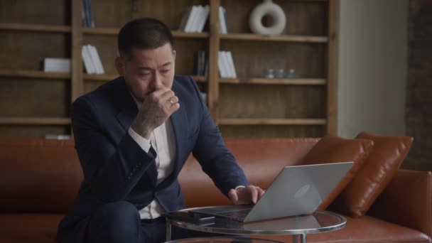 Empresário Apuros Homem Asiático Trabalhando Estressado Adulto Cara Vestindo Terno — Vídeo de Stock