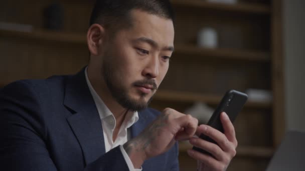 Empresario Leyendo Smartphone Noticias Bolsa Tatuado Adulto Asiático Hombre Navegación — Vídeos de Stock
