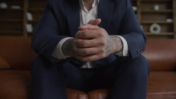 Χέρια Ενός Επιχειρηματία Τατουάζ Χέρια Πιάστηκαν Από Κοντά Ενήλικο Ασιατικό — Αρχείο Βίντεο