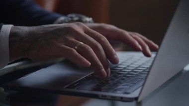 İşadamı Eller Daktilo, Tuş Tuşlu Laptop Klavyesi. Dövmeli erkek kollarını kapat. Çatı katında bilgisayarla ağır çekimde çalış.