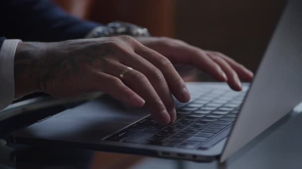Zakenman Handen Typen Knop Druk Laptop Keyboard Close Tattoed Man — Stockvideo