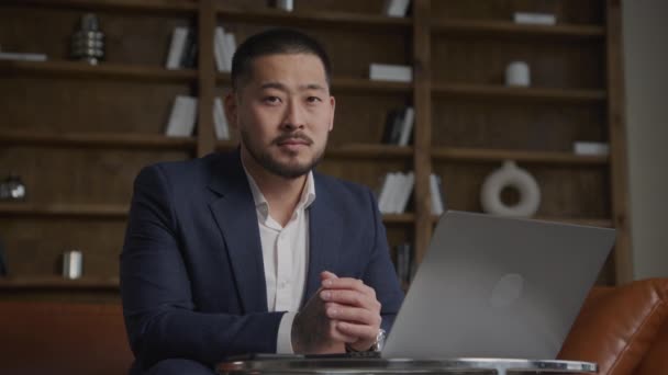 Retrato Hombre Negocios Hombre Asiático Sonriente Traje Primer Plano Empresario — Vídeo de stock