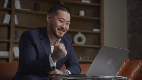 商人的成就 商业的成功 工作机会 亚洲纹身的成年人在办公室的笔记本电脑上慢吞吞地听到好消息 — 图库视频影像