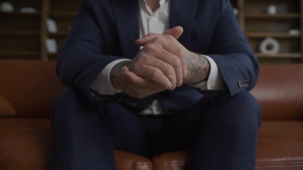 Επιχειρηματίας Τατουάζ Χέρια Χέρια Πιάστηκαν Από Κοντά Ενήλικο Ασιατικό Χέρι — Αρχείο Βίντεο
