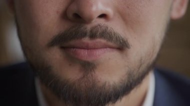 İş adamı Mouth. Tarafsız Adam Dudakları Yakından. Ağır çekimde giyinmiş Asyalı bir adamın sakin yüz ifadesi