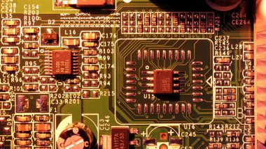 Yumuşak odaklanma. Kırmızı arka planda mikro çipler kavramı. Elektronik devre kartındaki mikroçiplerin detayları. Elektronik bileşenlerin standart işaretlenmesi. Elektronik çipler ve elektronik bileşenler.