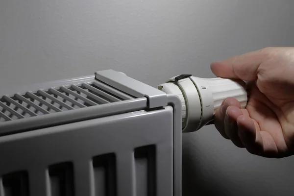 Χέρι Ρυθμίζει Βαλβίδα Του Ψυγείου Αύξηση Των Τιμών Της Ενέργειας — Φωτογραφία Αρχείου
