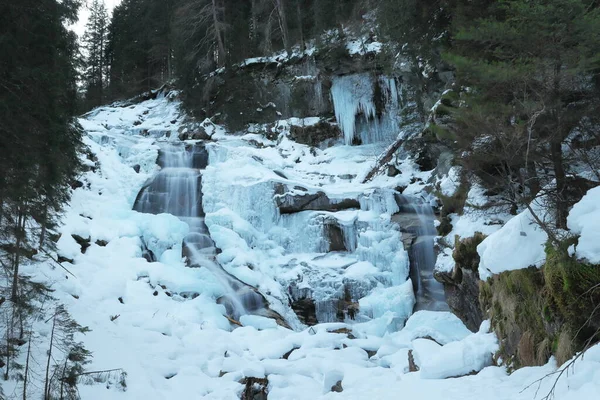 Snowy Frozen Natural Waterfall Wild Natural Stream Winter Slow Shutter — Stockfoto