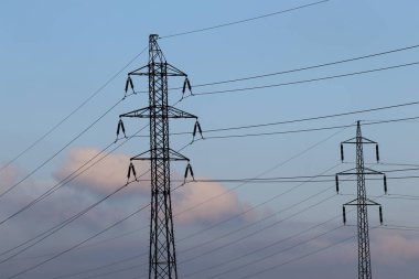 Yüksek voltajlı elektrik hatları. Yüksek voltaj direkleri. Elektrik dağıtım ağı. Altyapı.