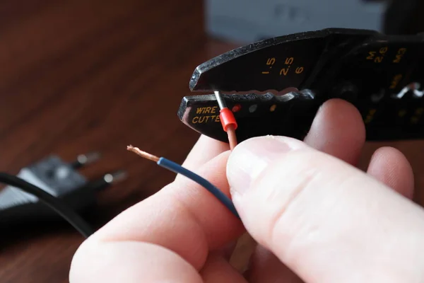 Elektrik konnektörleri için pense sıkıyorum. Küçük kablo uç kollu ferruarlar.