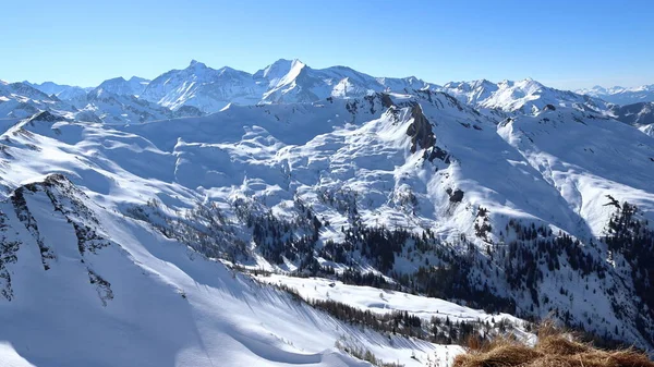Альпийский Пейзаж Зимой Голубое Небо Снег Тает Вид Заснеженные Горы — стоковое фото