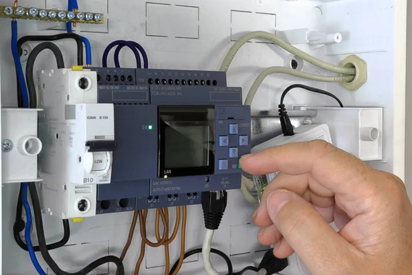 Primer Plano Una Mano Montando Plc Ensayo Programación Sistema Control — Foto de Stock