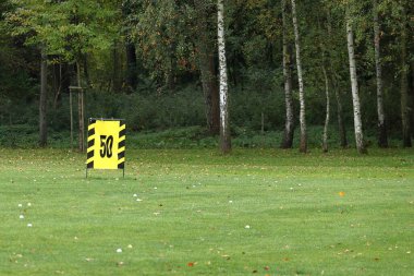 Golf sahası, çarpışma noktası 50 metre. Sarı posterde 50 numara..