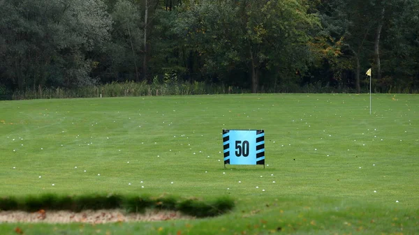 ゴルファーのための運転範囲 衝撃点50メートル 牧草地を練習 五十番 — ストック写真