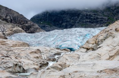 Jostedalsbreen Buzulu 'nun bir buzul kolu. Jostedal, Norveç.