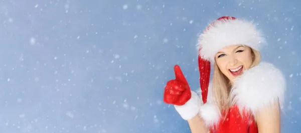 Jeune Femme Drôle Dans Chapeau Père Noël Sourit Clins Oeil Images De Stock Libres De Droits