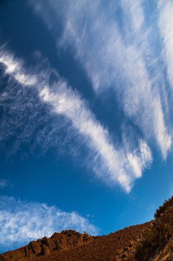 Tek bir dağ. Sonbahar manzarası. Sibirya.