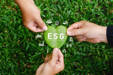 ESG simge kavramı, takım çalışması, kalp şeklinde çevre korumasına katılım ve yeşil arka planda ağ bağlantısı sürdürülebilir iş.