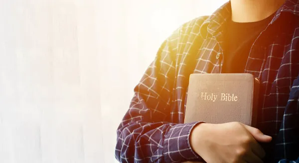 Joven Mujer Abrazando Biblia Orando Dios Perdón — Foto de Stock