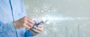 Bir cep telefonu kullanan ve müşteri büyüme grafiği Dijital Pazarlama, Bankacılık, Çevrimiçi Ödemeler iş analizi ve planlama ile ağ bağlantısı ikonu hakkında bilgi arayan bir işadamı