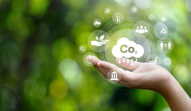 Çevresel ikonlar, küresel ısınma, sürdürülebilir kalkınma, bağlantı ve yenilenebilir enerji yeşili iş geçmişi ile birlikte CO2 emisyon azaltma kavramı.