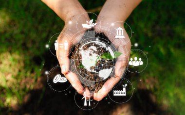 Çevre, Toplum ve Yönetim için genç kadınların ellerinde dolaşan ESG simge kavramı SG ESG Orman Koruma Konsepti Çevre, Sosyal ve Yönetim Kavramları