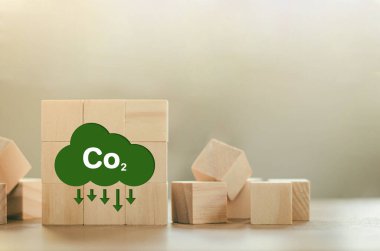 Yeşil endüstrinin ahşap bloğunda yeşil CO2 emisyon kavramı. Sıfır enerji emisyonları yenilenebilir enerji sürdürülebilir ekolojik ekolojik çevre CO2 emisyon ikonu ESG konseptinde