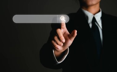 İş adamı bilgi arama teknolojisi simgesine sanal ekrana dokunuyor. Bilgi bulmak için Arama Motoru En İyimserleştirmesi, Web sitenizde Arama Konsolu kullanın.