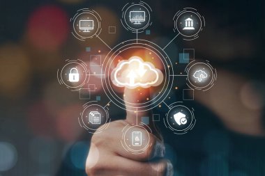 Elde bulut hesaplama simgeleri ile birlikte bulut teknolojisi veri depolama, bellek, belge, başparmakları ağ ve internet hizmetleri konseptine değen iş kadını