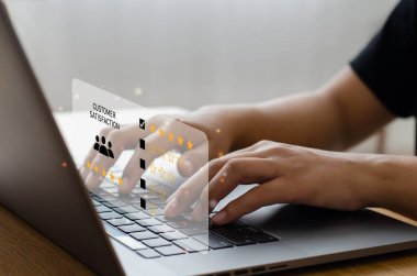 Geribildirim, değerlendirme, değerlendirme ve memnuniyet hizmetleri için beş yıldızlı açılır pencereli bilgisayar defteri kullanan erkek el. Müşteri hizmetleri deneyimi ve iş memnuniyeti anketi