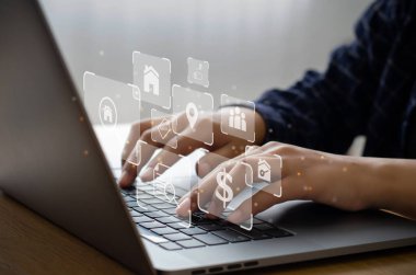 Erkek işadamı emlak satmak ve reklamını yapmak için bilgisayar kullanıyor. Komisyoncular ve müteahhitler emlak yatırımları ikonu gayrimenkul geliştirme projesi gayrimenkul satın alıyorlar