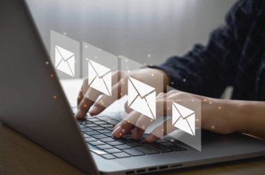 E-posta pazarlama konsepti işadamı Şirketin çevrimiçi varlığı müşterilerini e-posta ve dijital haber bültenleriyle bilgilendirir.