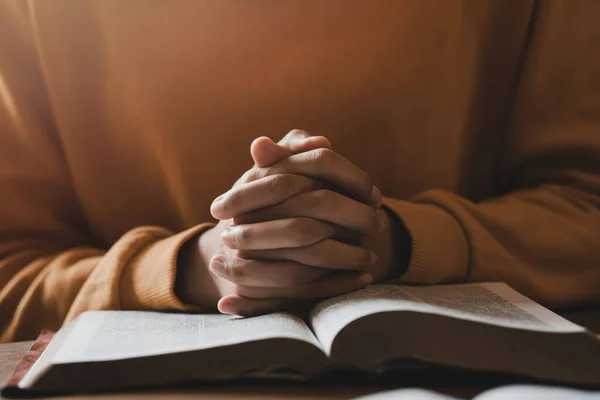 Girl Praying Thanksgiving Holy Scriptures God Teachings Based Faith Faith — Foto Stock