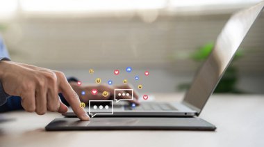 Sosyal medya ve dijital internet kavramı, akıllı telefon kullanan bir adamın iş konuşmalarına, tatil hayatına ve sosyal mesafeye cevap vermesi.